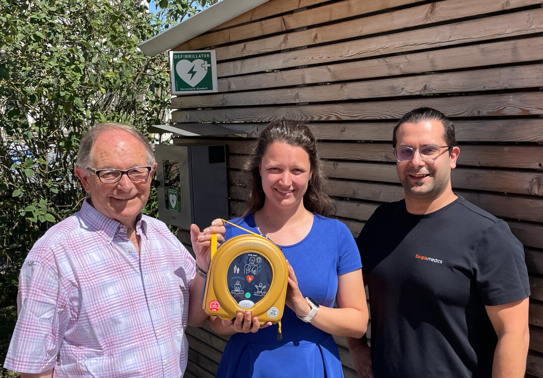Dritter Bürgermeister Anton Gollmitzer, Ständige Vertreterin der ADBV-Leitung Anna Guggemos und Fabian Lindinger, Geschäftsführer von SIMple medics, zeigen den Standort des Defibrillators am Amt für Digitalisierung, Breitband und Vermessung Günzburg. Dritter Bürgermeister Anton Gollmitzer, Ständige Vertreterin der ADBV-Leitung Anna Guggemos und Fabian Lindinger, Geschäftsführer von SIMple medics, zeigen den Standort des Defibrillators am Amt für Digitalisierung, Breitband und Vermessung Günzburg.